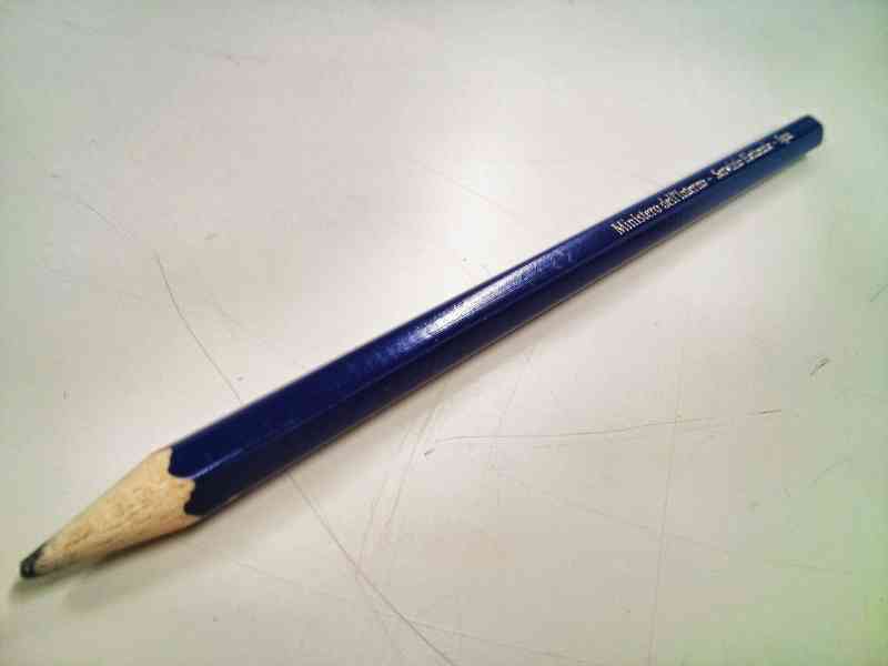 Una matita copiativa in dotazione ai seggi elettorali: prima della scritta è visibile, inciso, un codice numerico. - Foto: Wikipedia