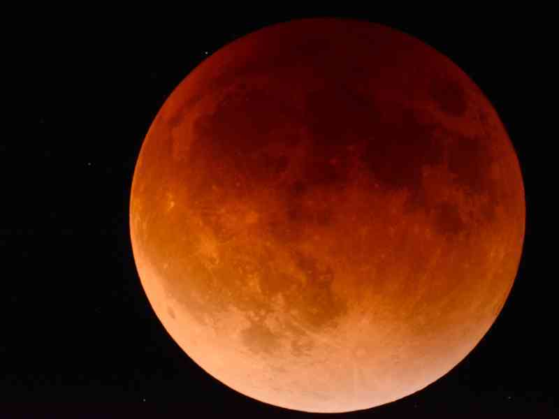 Immagine articolo: Perché la Luna è rossa? Ecco perché